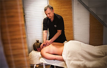 Christer Uggla utför klassisk massage på KAs reporter.