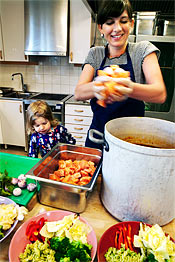 Lax är gott! Karolina Sparring lassar i barnens favoritfisk i soppan.