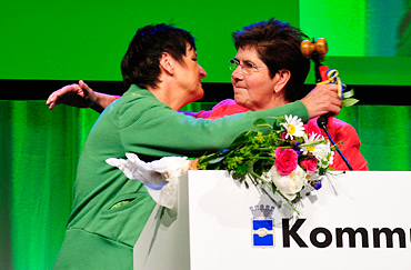 Nyvalda ordföranden Annelie Hellander får en kram av Ylva Thörn på Kommunals kongress 2010.