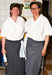 Ulrika Lindblom och Carina Krantz gör all mat som Perslundaskolan serverar.