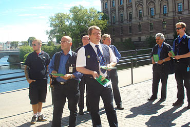 Kommunals trafiksektion i Stockholm delade ut flygblad som protesterade emot lagförslaget.