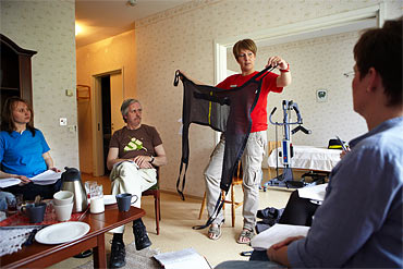 Arbetsterapeuten Jessica Larsson demonstrerar en lyftsele för Magdalena Gorgul, Lennart Axelsson och Helena Sjöstrand.