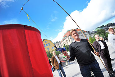 Thomas Bodström (S) fick napp i Kommunals fiskdamm. En blå påse med sura karameller blev fångsten.