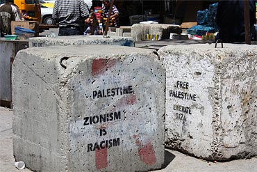 I Hebron på Västbanken rasar konflikterna  mellan judar och palestinier. Stora stenar står i centrum med orden: ”zionism är rasism”.