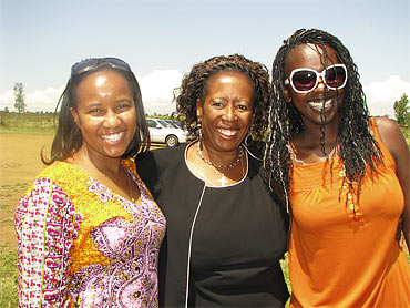 Jacinta Njoroge, omgiven av två kenyanska gäster som skänkte en dator till barnhemmets 10-årsjubleum.