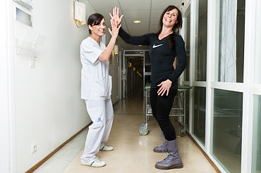 AnnaCarin Gustafson Ideberg och testar klappramsor med Nadereh Ardakani, undersköterska på Kronans vårdcentral i Sundbyberg.