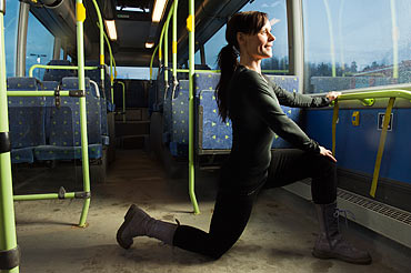AnnaCarin Gustafson Ideberg stretchar i bussen.