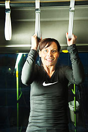 AnnaCarin Gustafson Ideberg tränar styrka i bussen.