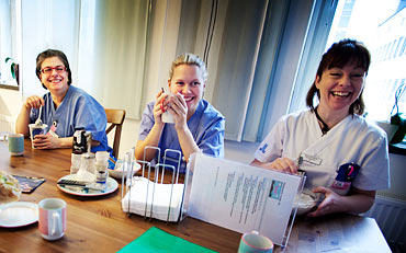 Lisa Gelindo sitter längst till vänster och i mitten sjuksköterskan Carolina Sjöbäck. Till höger barnsköterskan Alice Almqvist.