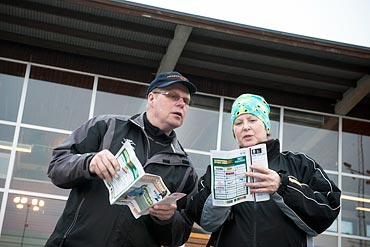 Ingemar och hustrun Gunilla spanar in V65-programmet.