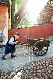 Skådespelaren Viktor Friberg, aktuell som gatsopare på Skansen.