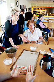 Undersköterskan Marina Falck och Kerstin Johannisson bakar kakor till förmiddagskaffet. De använder ett stort bord i matsalen för att alla som vill baka ska få plats.