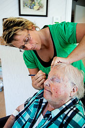 Kajsa Kristensson målar ögonbrynen på Eleonora ”Nora” Edenbrandt. Nora har själv arbetat som både sjuksköterska och verksamhetschef på boendet.