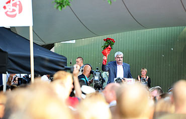 S-partiledaren Håkan Juholts premiärtal i Almedalen mottogs av en månghövdad och entusiastisk publik.