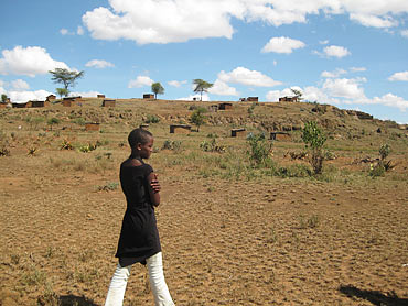 Några små lerhus på en kulle. Mer än så är inte byn Katorongot.