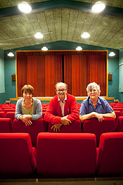 Birgitta Johansson, Leif och Lisa Håkansson i biosalongen i Konga Folkets hus.