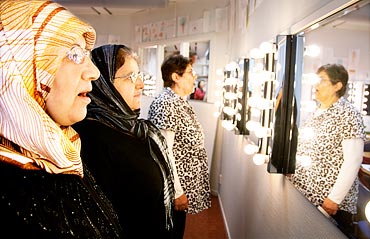 Amineh Eskandar(närmast), Fouzia Amirashgeri och Badria Banan tittar i spegeln hur munnen ser ut när de uttalar vokaler.