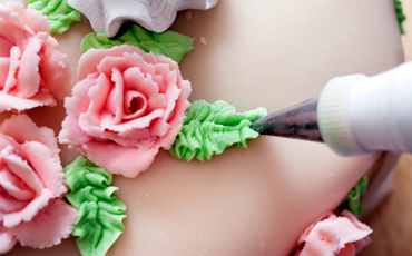 Rose Bjärelid gör blad på en tårta.
