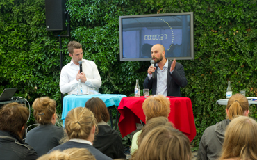 Hannes Hervieu och Daniel Suhonen i finalen av debatt-SM om vinster i välfärden.
