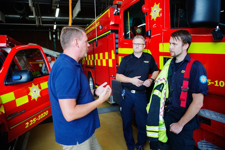Tobias Baudin med brandmännen Per-Eric Goth och Daniel Larsson.