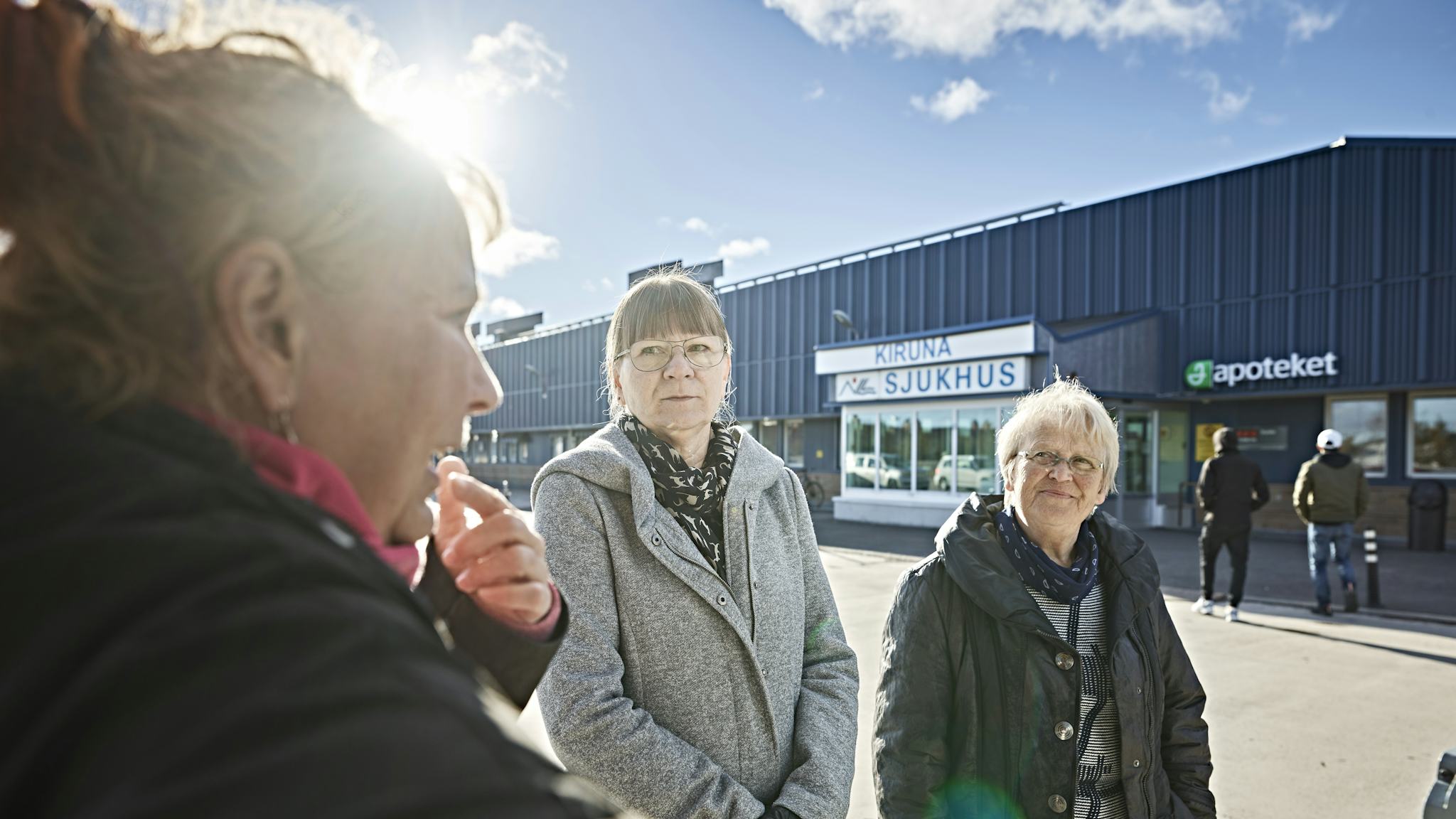 Åsa Holmdahl och Doris Messner pratar med sjuksköterskan Kajsa Östergren (till vänster).
