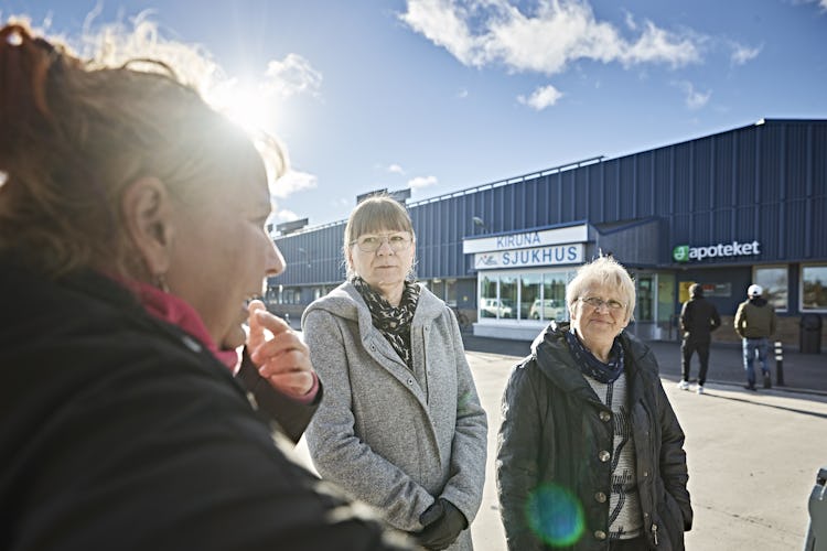 Åsa Holmdahl och Doris Messner pratar med sjuksköterskan Kajsa Östergren (till vänster).