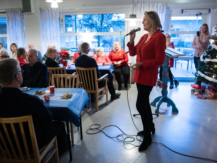 Arja Saijonmaa showar för de äldre i Järfälla.
