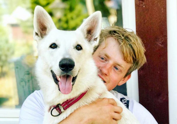 Simon Holmér med hunden Mira.