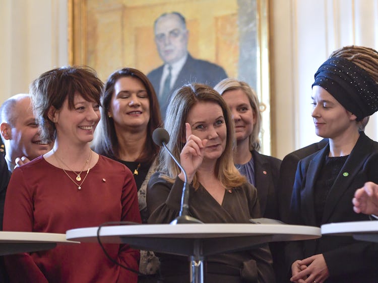 Jennie Nilsson (i mitten) tillsammans med Matilda Ernkrans (S) och Amanda Lind (MP) när den nya regeringen presenterades.