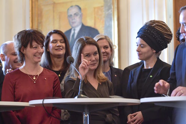 Jennie Nilsson (i mitten) tillsammans med Matilda Ernkrans (S) och Amanda Lind (MP) när den nya regeringen presenterades.