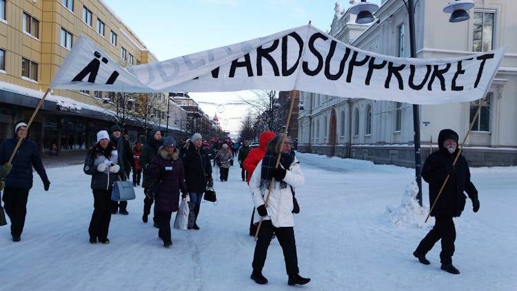 Äldrevårdsupproret håller demonstration i Luleå.