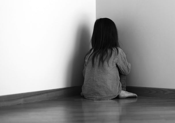 Att stänga in ett barn i ett mörkt rum är en kränkning, enligt Skolinspektionen.