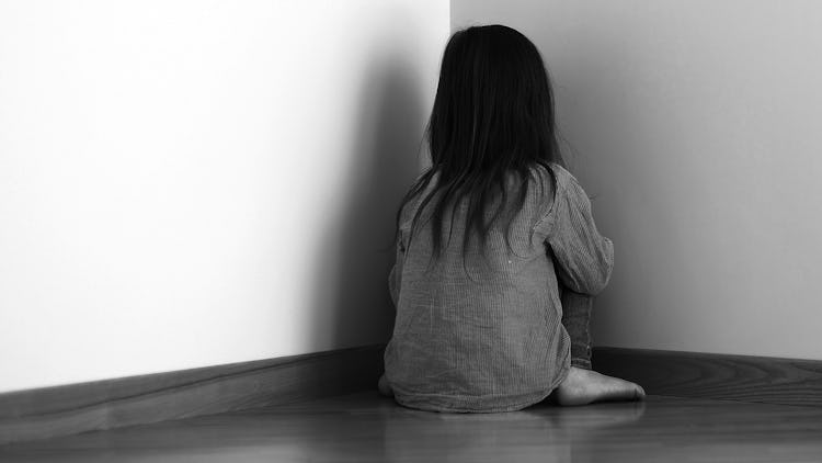 Att stänga in ett barn i ett mörkt rum är en kränkning, enligt Skolinspektionen.