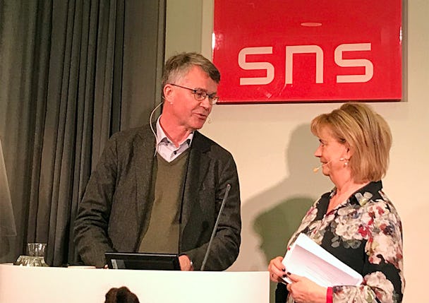 Peter Larsson med samtalsledaren Marianne Rundström.