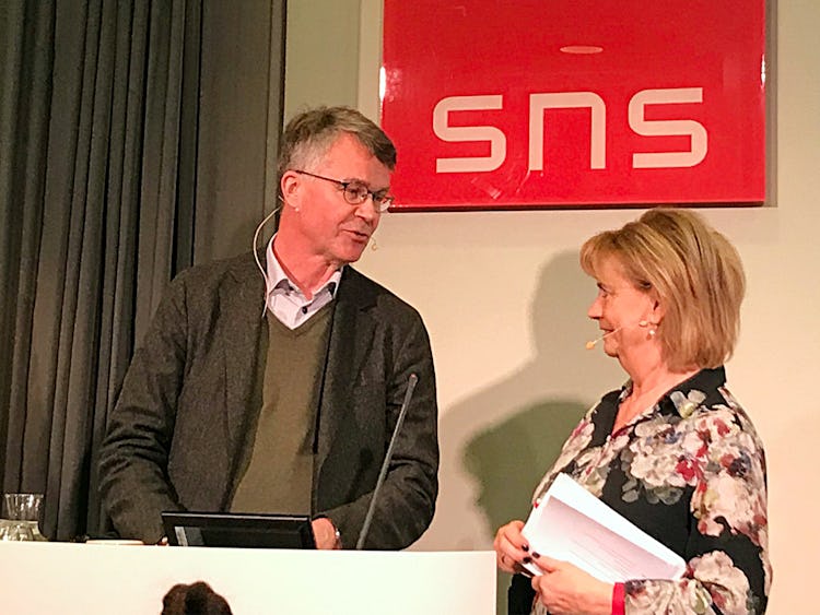 Peter Larsson med samtalsledaren Marianne Rundström.