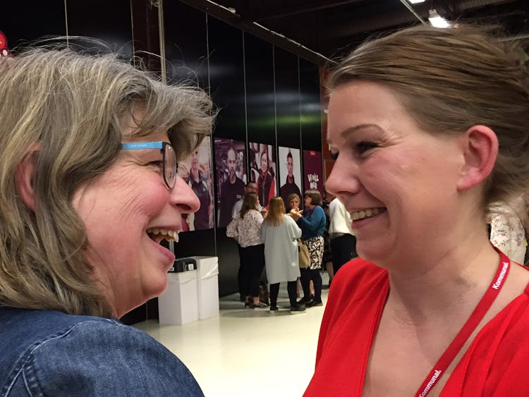 Lisa Bengtsson (till höger) gratuleras av ombudet Lena Ericson Höijer från Stockholm.
