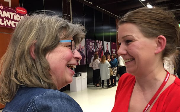 Lisa Bengtsson (till höger) gratuleras av ombudet Lena Ericson Höijer från Stockholm.