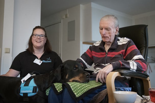 Tanja Parkkari och terapihunden Baxter besöker Bert Persson på Lärlingens äldreboende i Huskvarna.