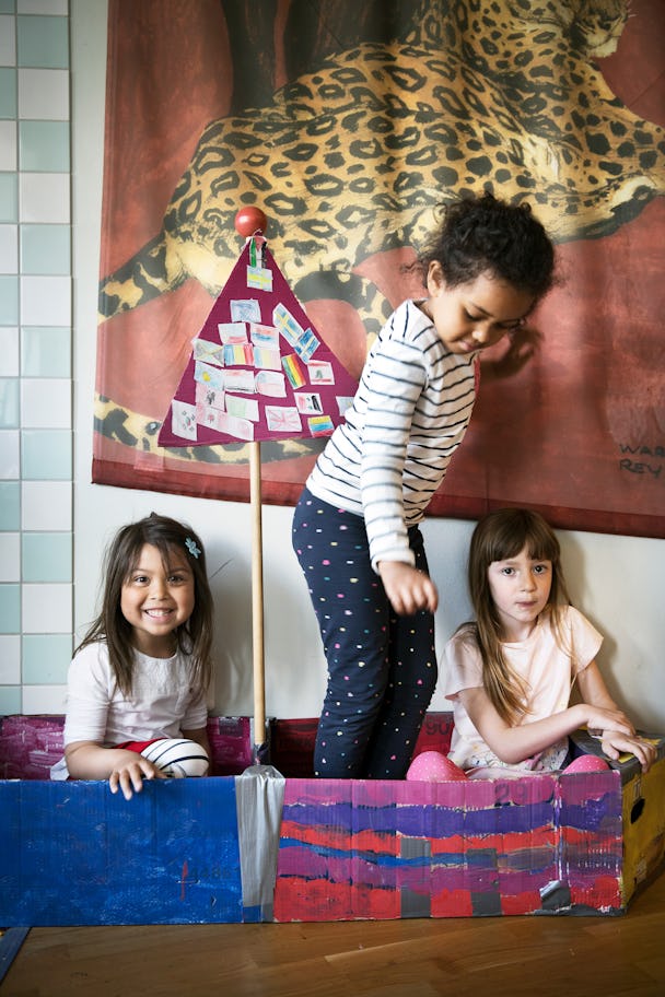 Cassandra Magnusson, Amanie Farah och Ena Husavic leker i båten som förskolan byggde när barnen drömde om att resa ut i världen.