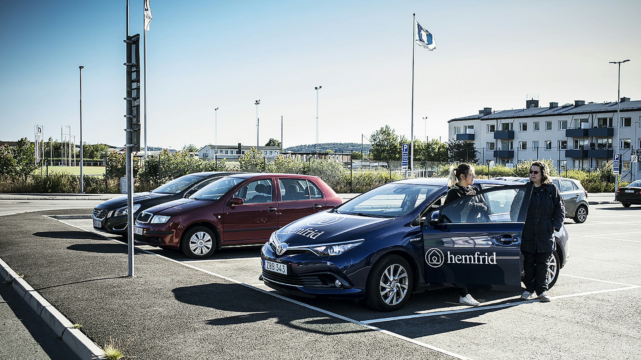 Klaudia Marton och Anneli Wiklund möter sina kolleger på en parkering i Kungsbacka.