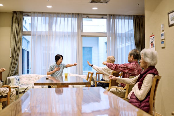 Undersköterskan Asako Aoki tränar med de äldre på Maihama Club.