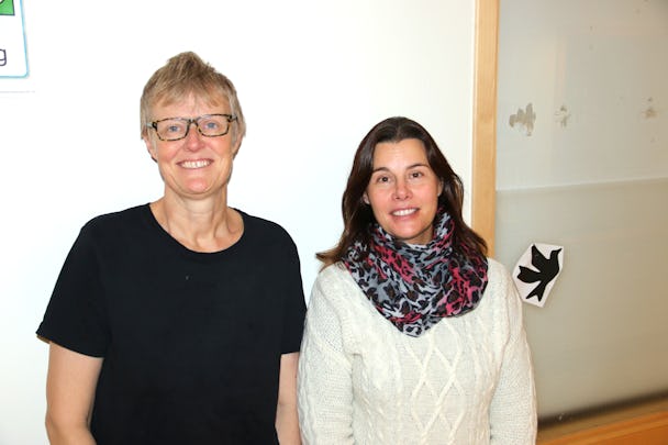 Anna-Karin Littorin (till höger) med kokerskan Monica Westerlin.