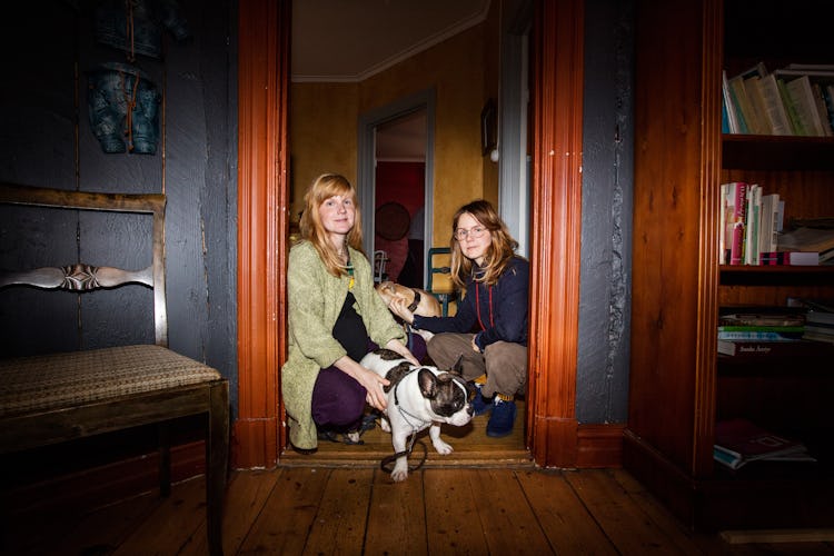 Lisen och Emma Adbåge med franska bulldogen Ulla.