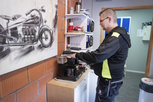 Claes-Göran Berg fixar kaffe.