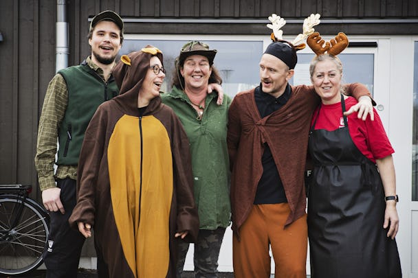 Kökspersonalen på Bolmens förskola i Varberg klär ut sig till djur och jägare.