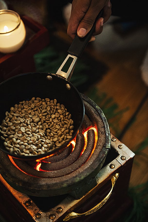 Kaffe på eritreanskt vis, då rostar man bönorna själv.