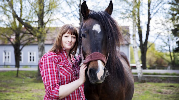 Karin Janson och en av hennes hästar.