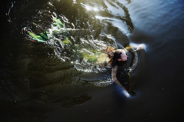 Therese Wikman simmar i sjöjungfrukostym.