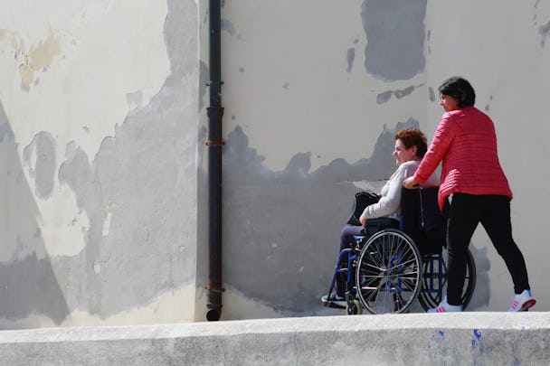 Kvinna i rullstol.