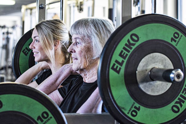 En äldre och en yngre kvinna styrketränar